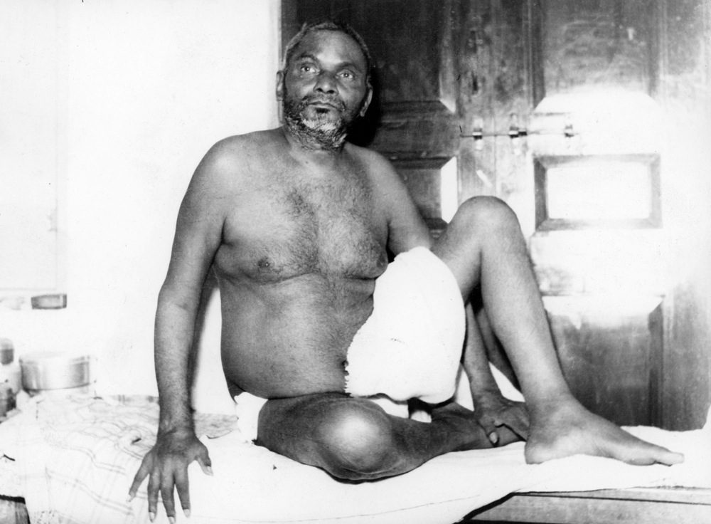 nityananda-sitting-up